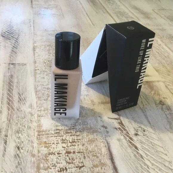 IL MAKIAGE Woke Up Like This Foundation in Black Packaging - Picture 6 of 7